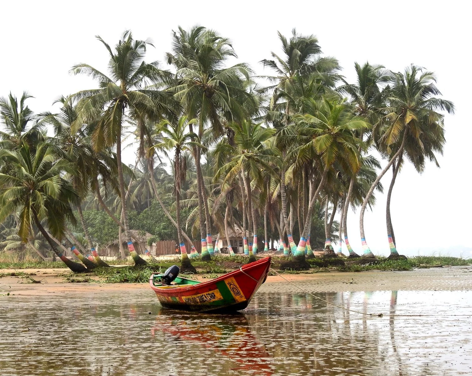Strand mit Boot in Ada Ghana