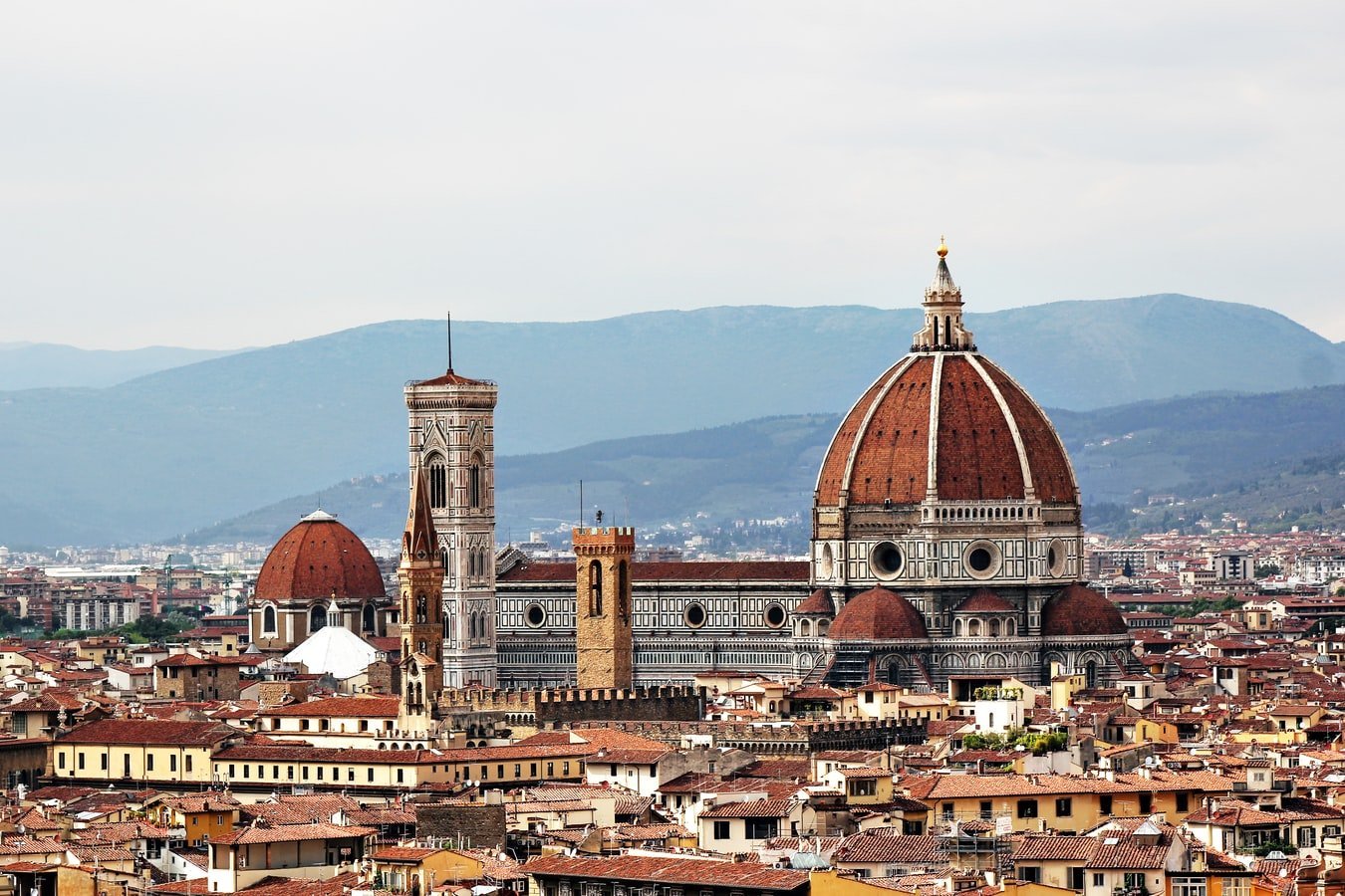 Stadtansicht mit Kathedrale Santa Maria del Fiore in Florenz Italien