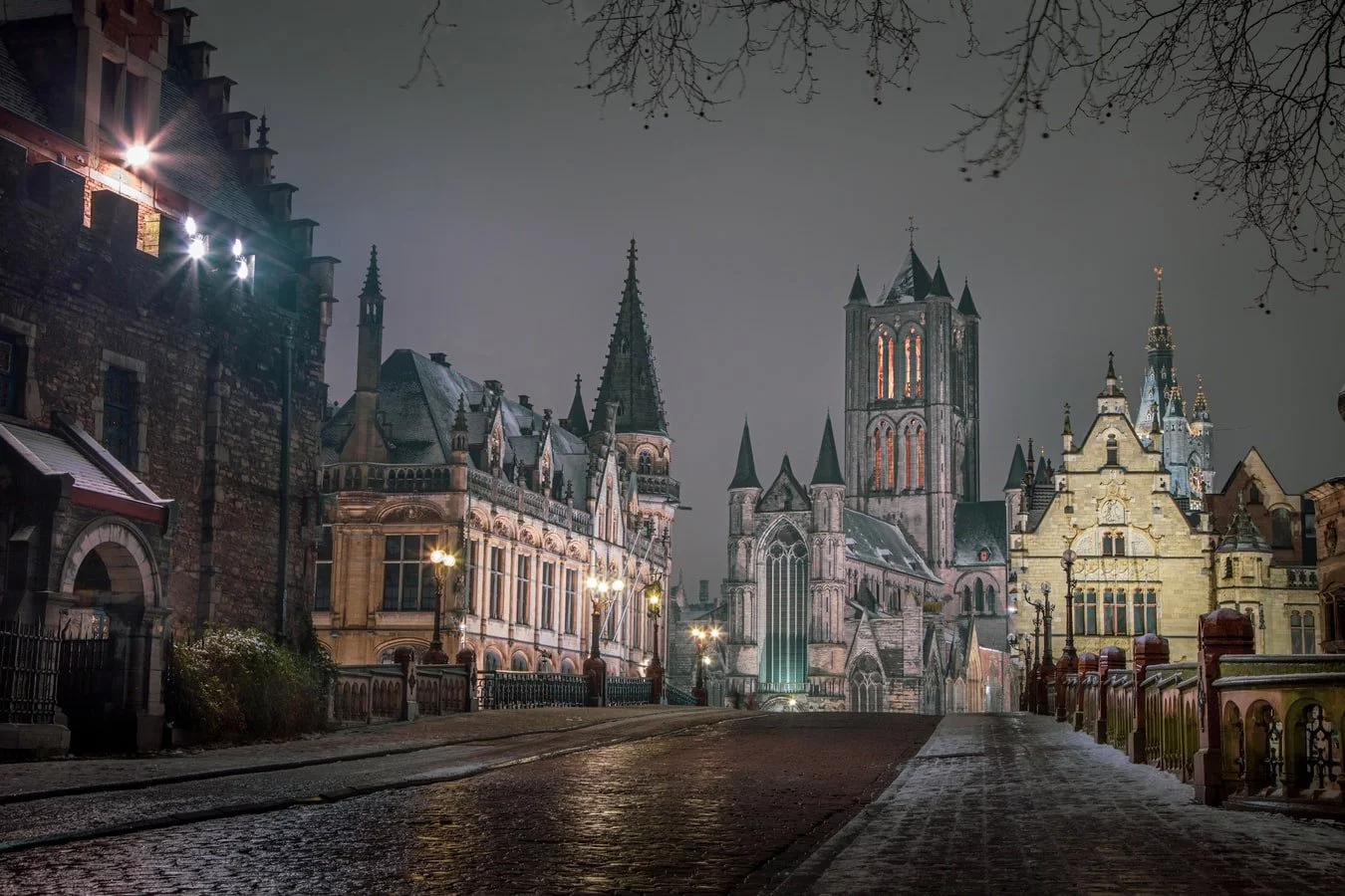 Blick auf Sint-Niklaaskerk in Gent Belgien bei Nacht