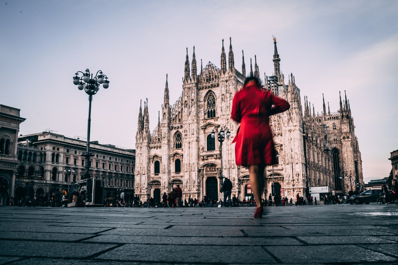 Frau vor dem Mailänder Dom in Italien