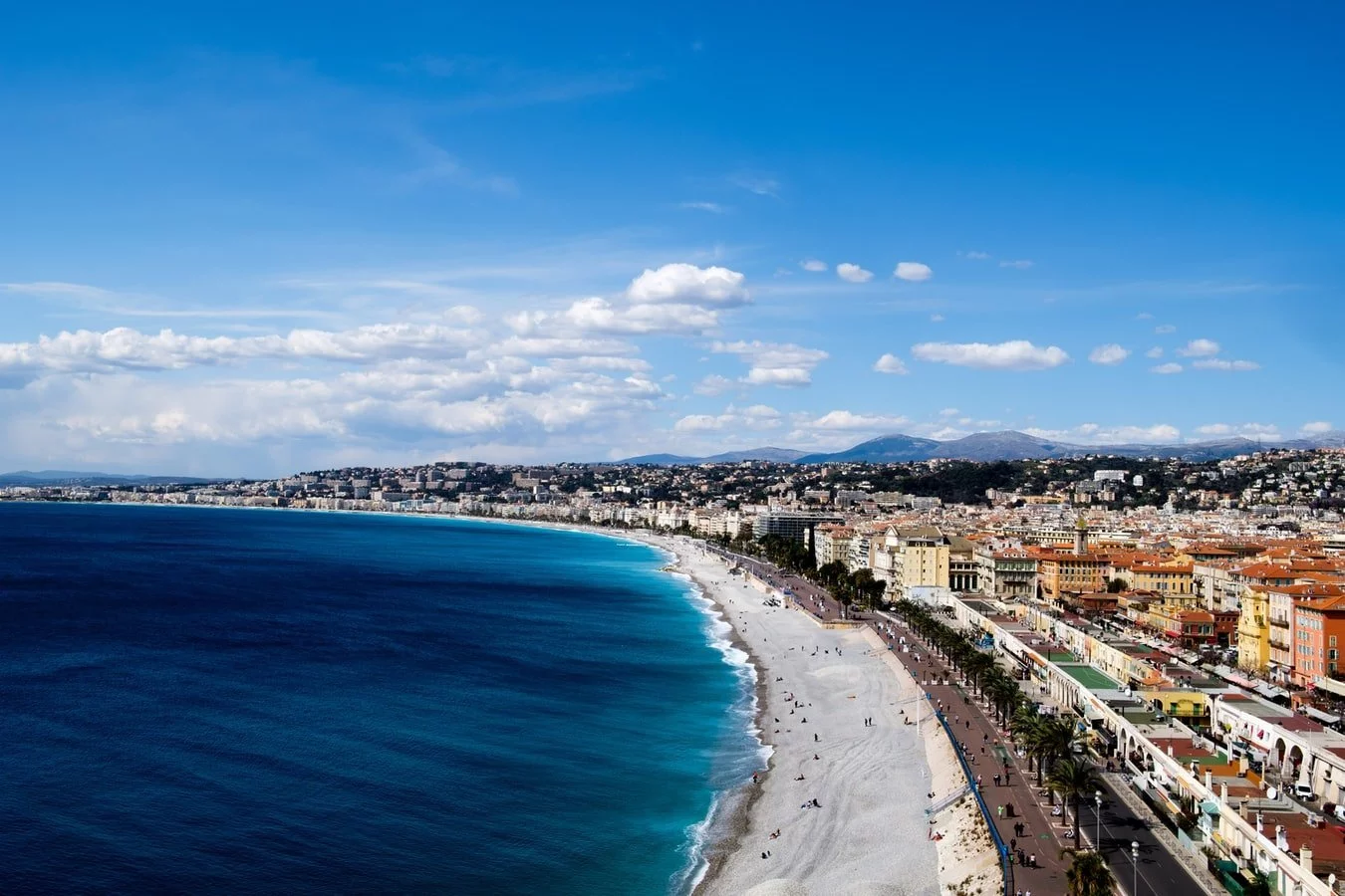 Vogelperspektive auf den Strand und Uferpromenade von Nizza Frankreich