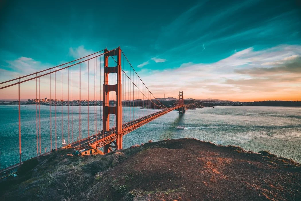 Golden Gate Bridge vor Skyline von San Francisco