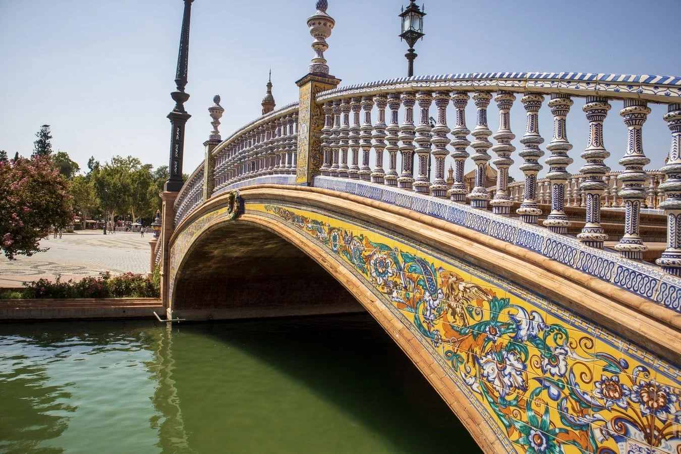 Brücke am Plaza de Espana in Sevilla Spanien