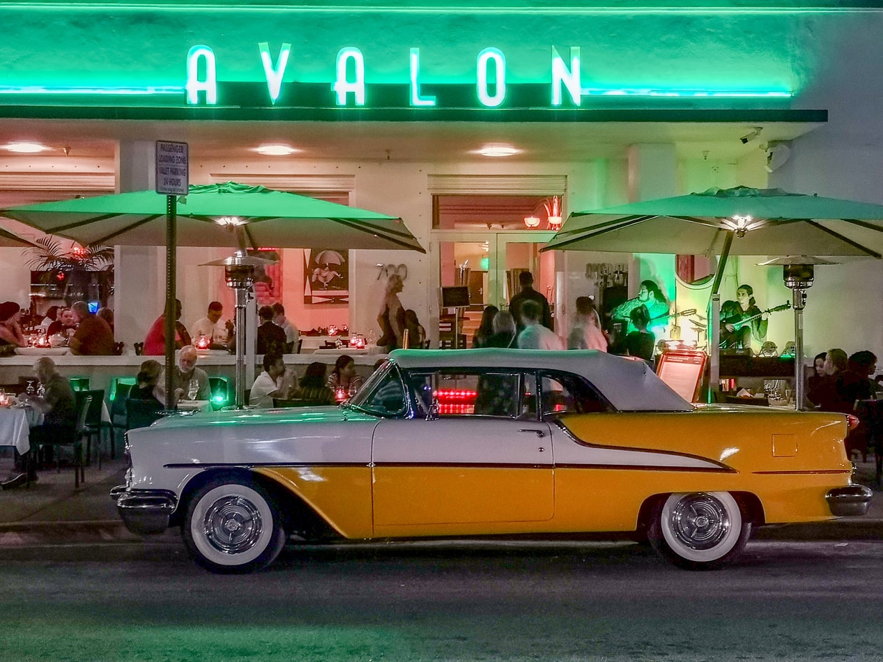 Oldtimer vor Avalon Hotel am Ocean Drive in Miami Beach
