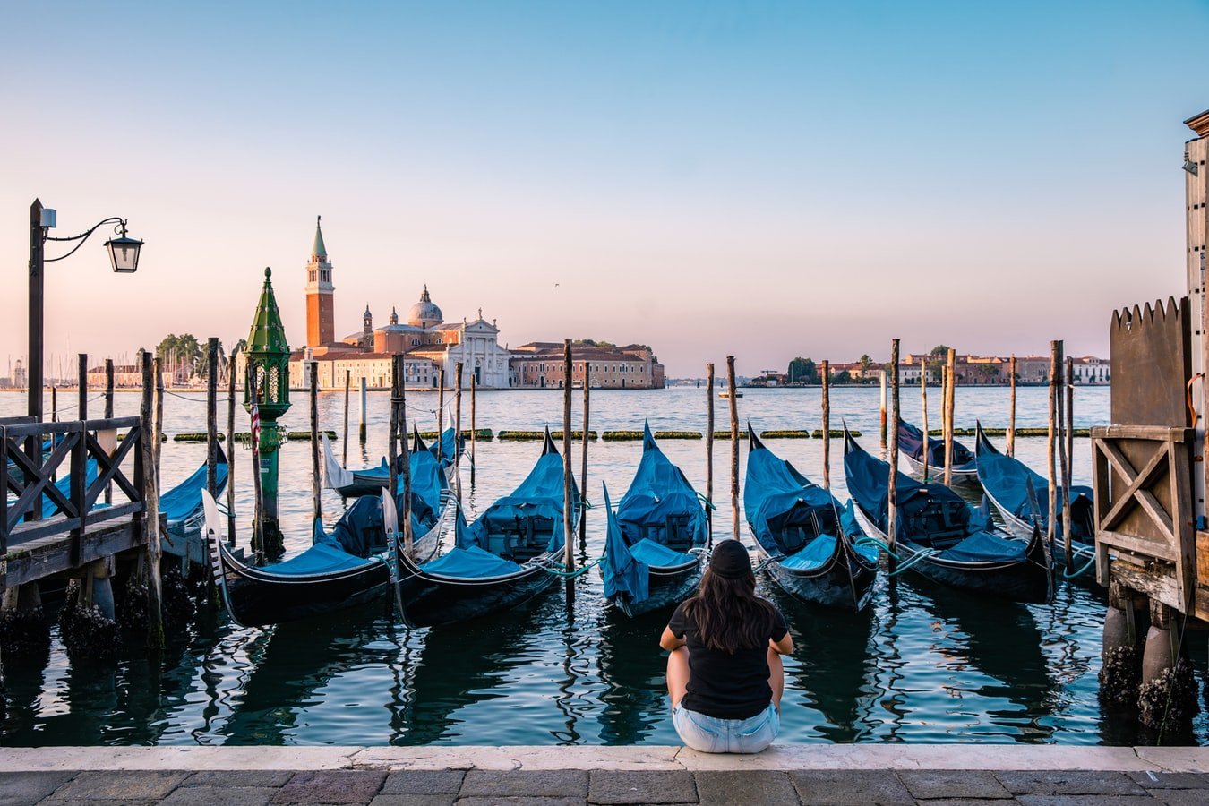 Gondelhafen mit Blick auf San Giorgio Maggiore in Venedig Italien