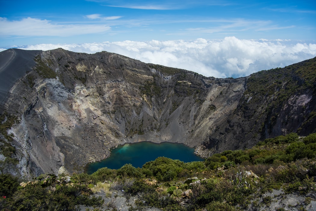 Vogelperspektive auf Vulkan Irazú in Costa Rica