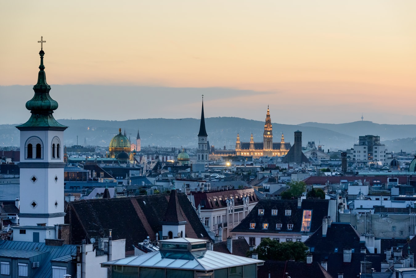 Vogelperspektive auf Wien in Österreich mit Stephansdom im Hintergrund
