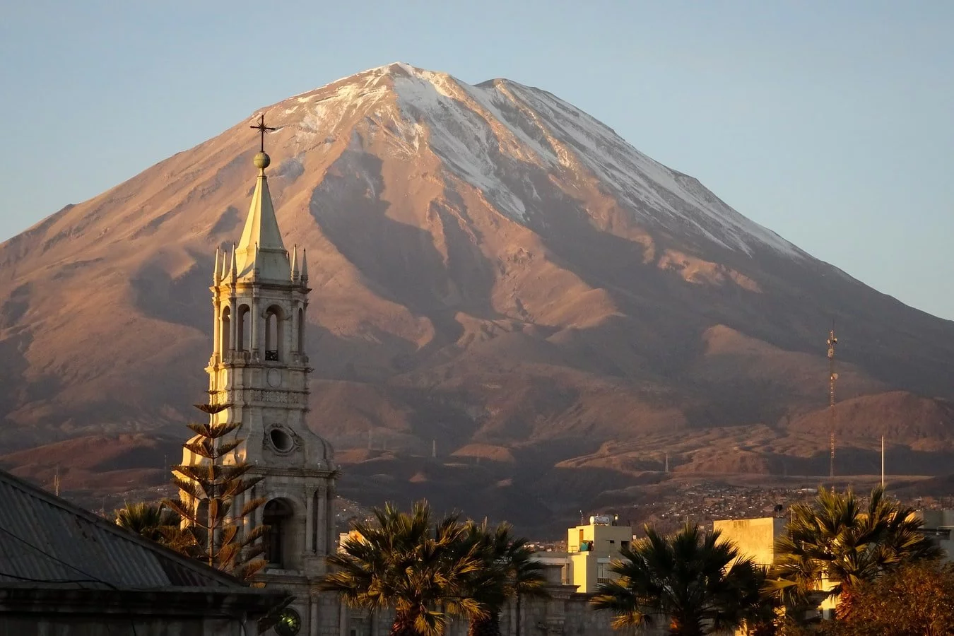 Kathedrale vor Vulkan El Misti in Arequipa Peru