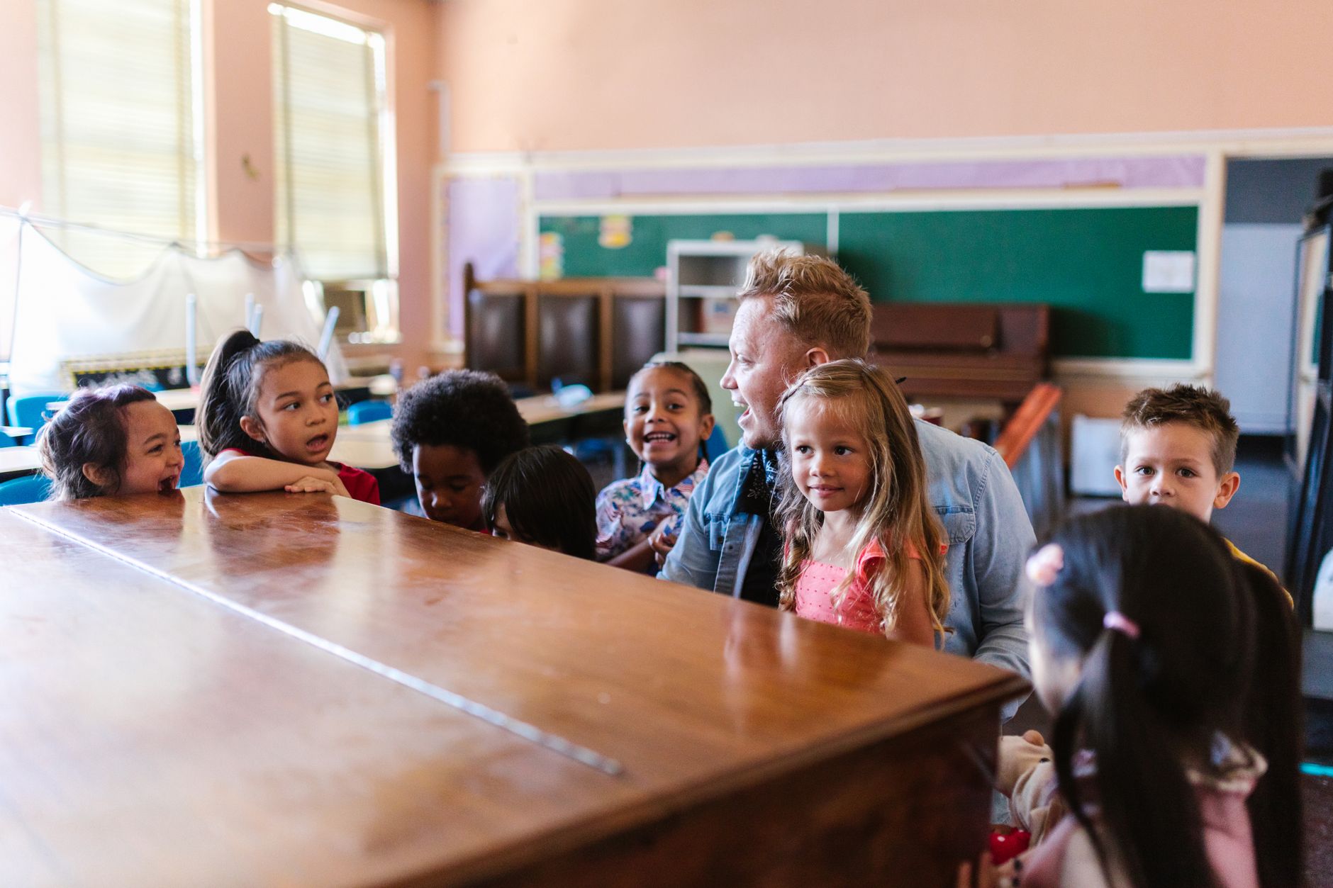 Staatlich anerkannte Erzieherin arbeitet in einer bilingualen Kita im Ausland mit Kindern