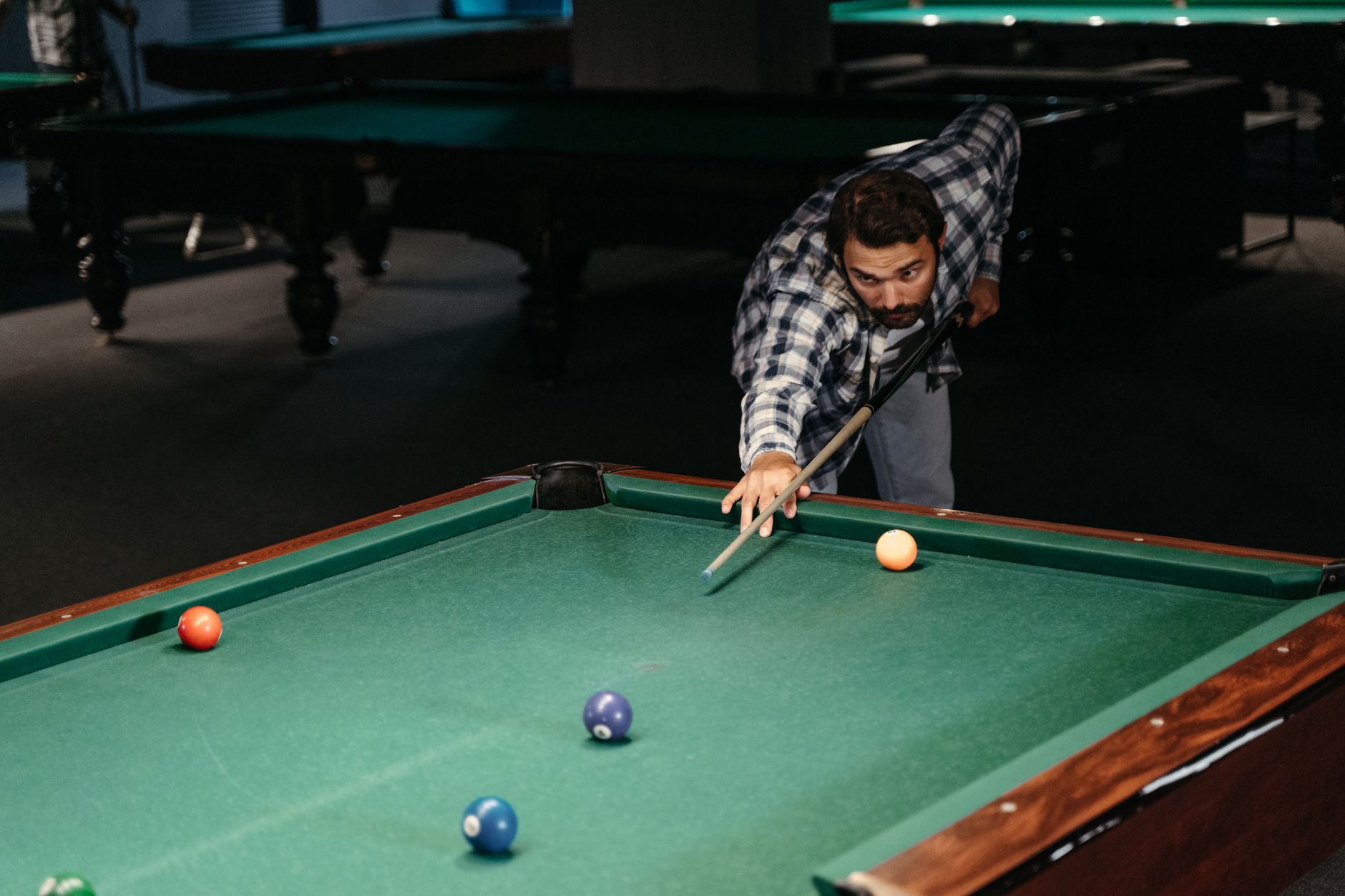 Animateur organisiert Poolspiele mit jungen Erwachsenen in einem Ferienresort