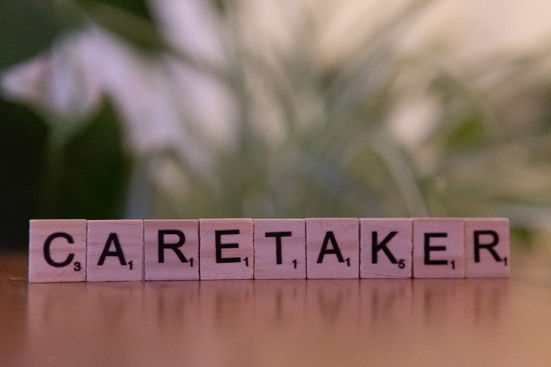 Au Pair betreut lachend zwei Kinder im Garten der Gastfamilie