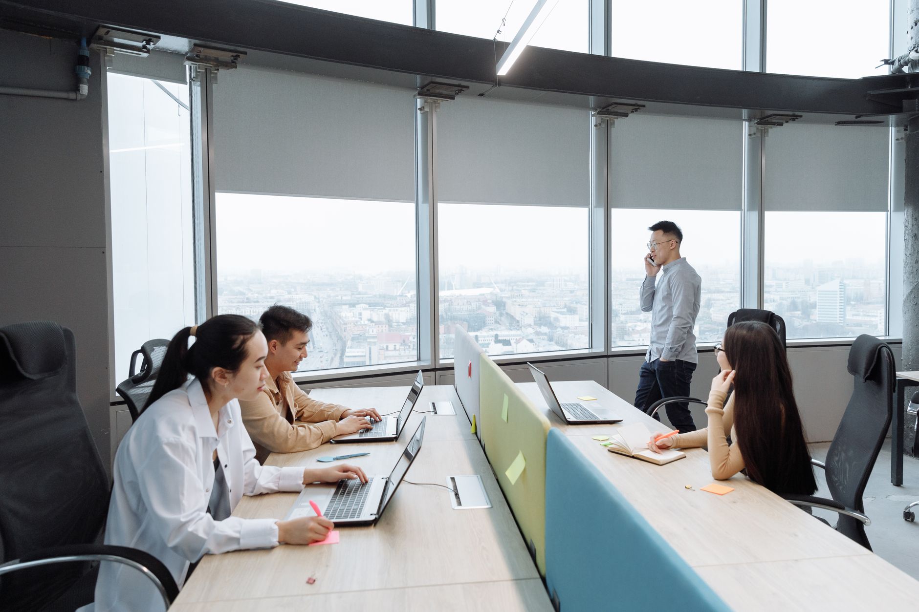 Praktikant arbeitet in einem internationalen Büro mit multikulturellem Team