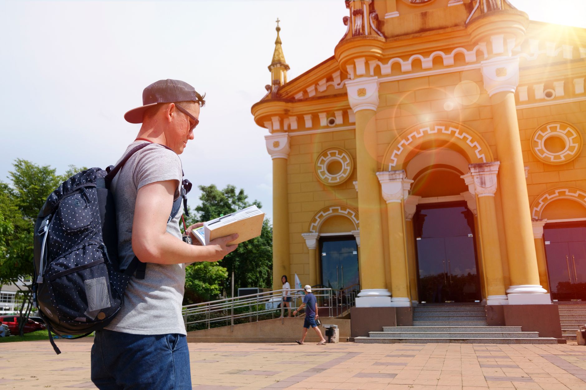 Backpacker erkundet eine australische Großstadt während seines Work and Travel Jahres