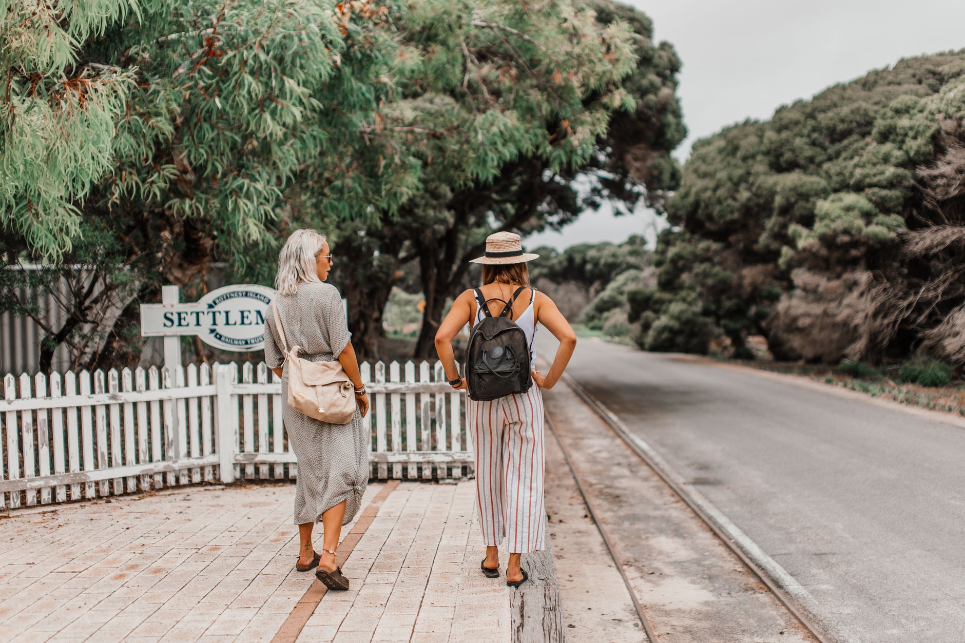 Gruppe junger Reisender auf Roadtrip, plant ihr Australien Work and Travel Abenteuer