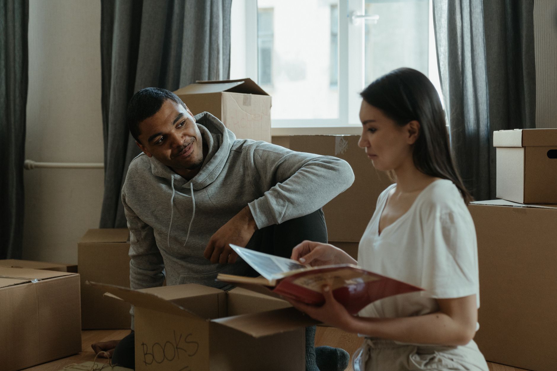 Paar richtet gemeinsam die erste Wohnung nach dem Umzug ins Ausland ein