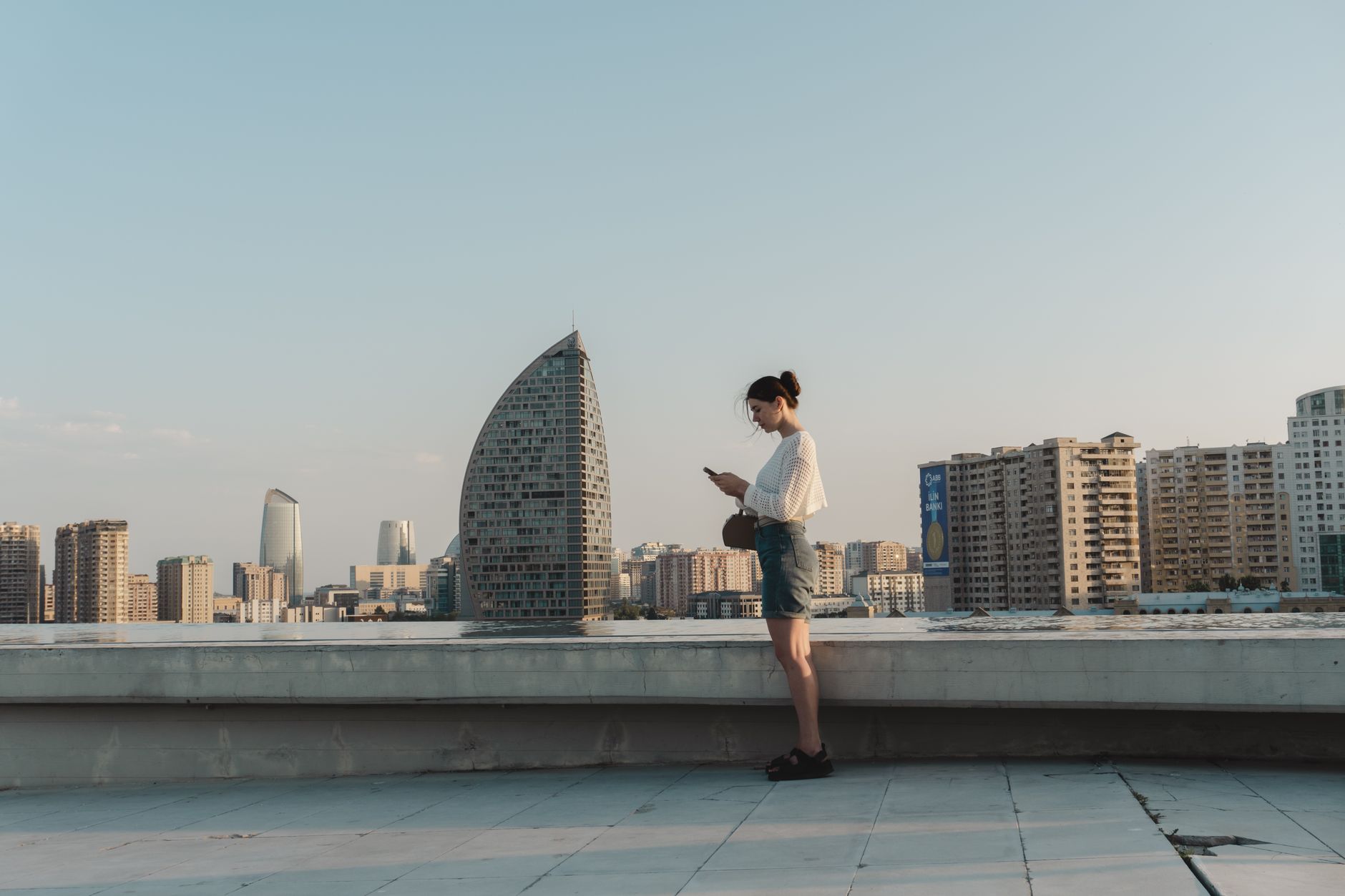 Digitale Nomadin blickt über die Skyline ihrer neuen Wahlheimat