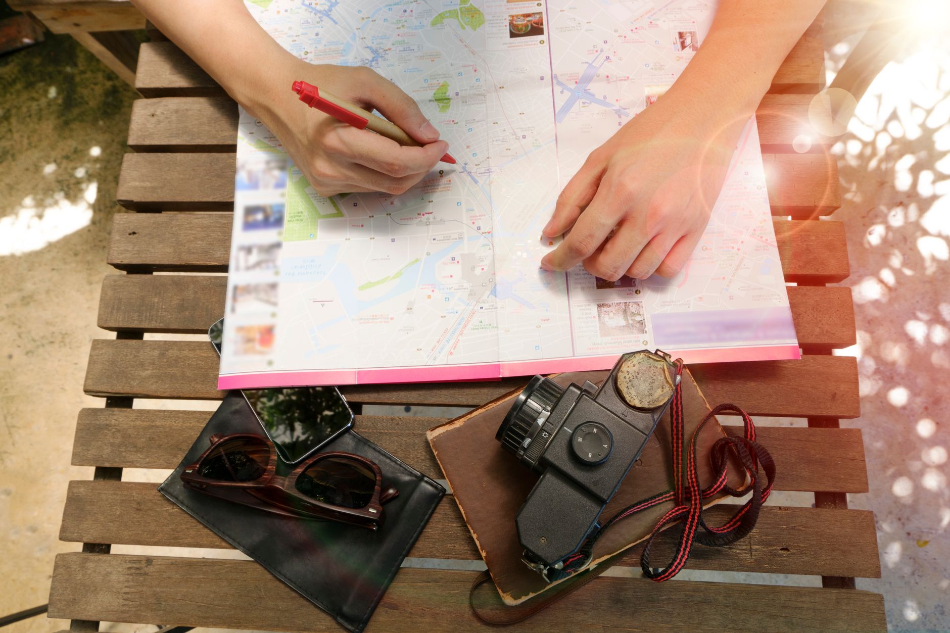 Reisender erstellt eine detaillierte Bucket List für sein Auslandspraktikum