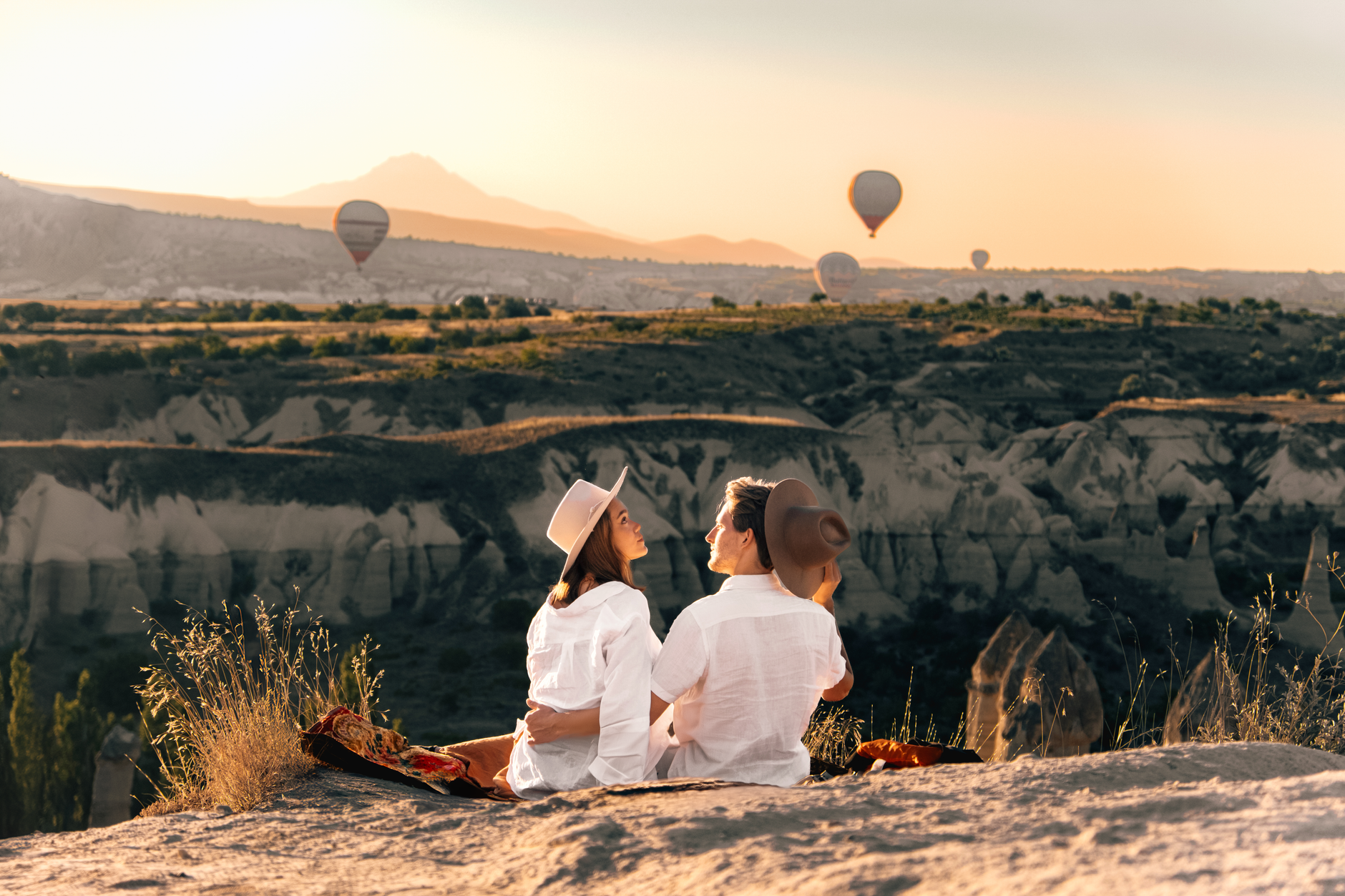 Junges Paar erstellt eine gemeinsame Reise-Bucket-List mit Zielen für die nächsten Jahre