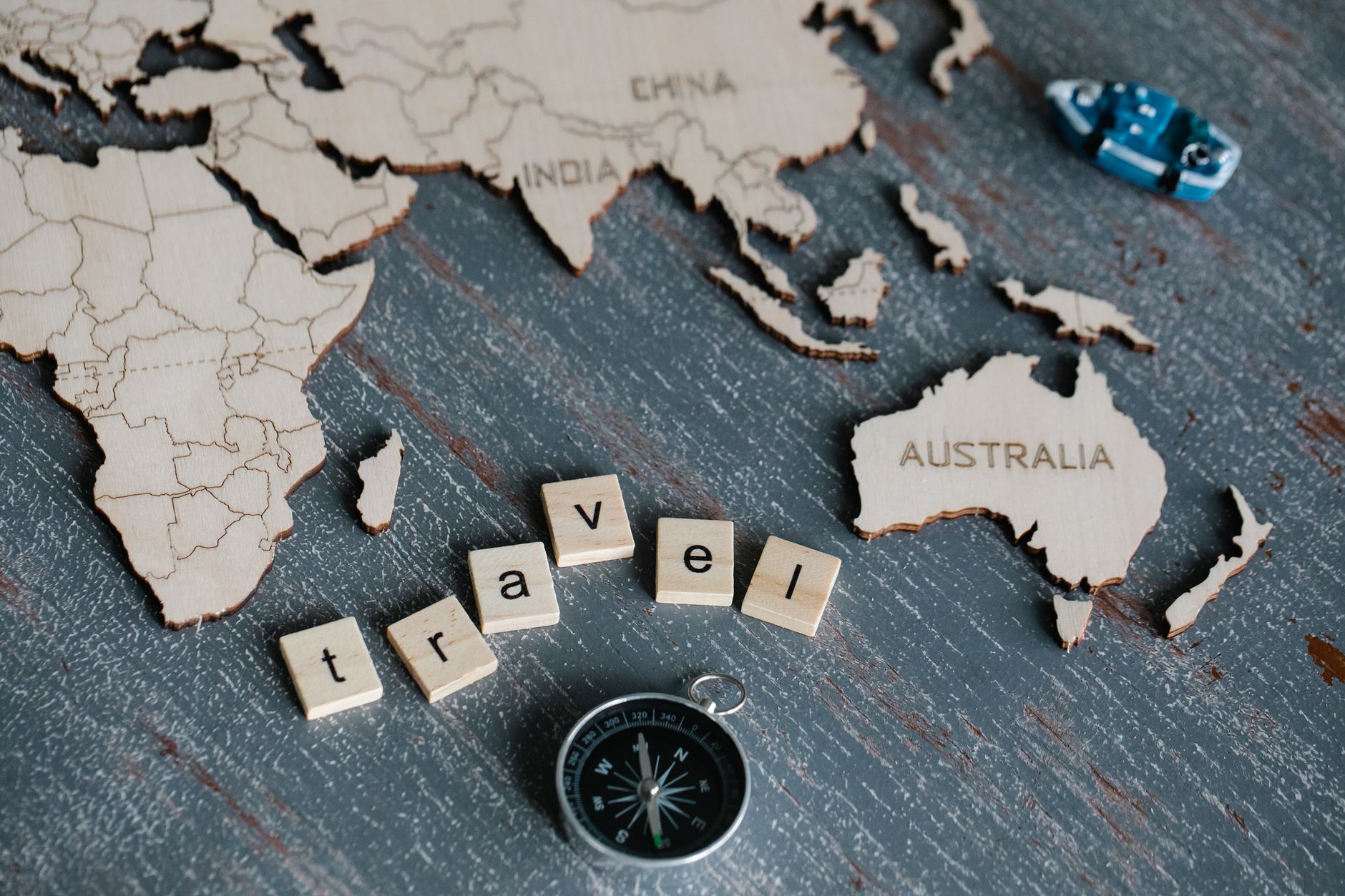Backpacker markieren ihre Australien-Route auf einer Landkarte im Camper