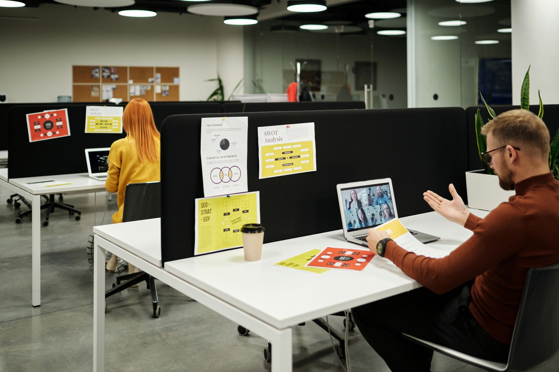 Coworking-Space im Ausland mit mehreren digitalen Nomaden beim ortsunabhängigen Arbeiten