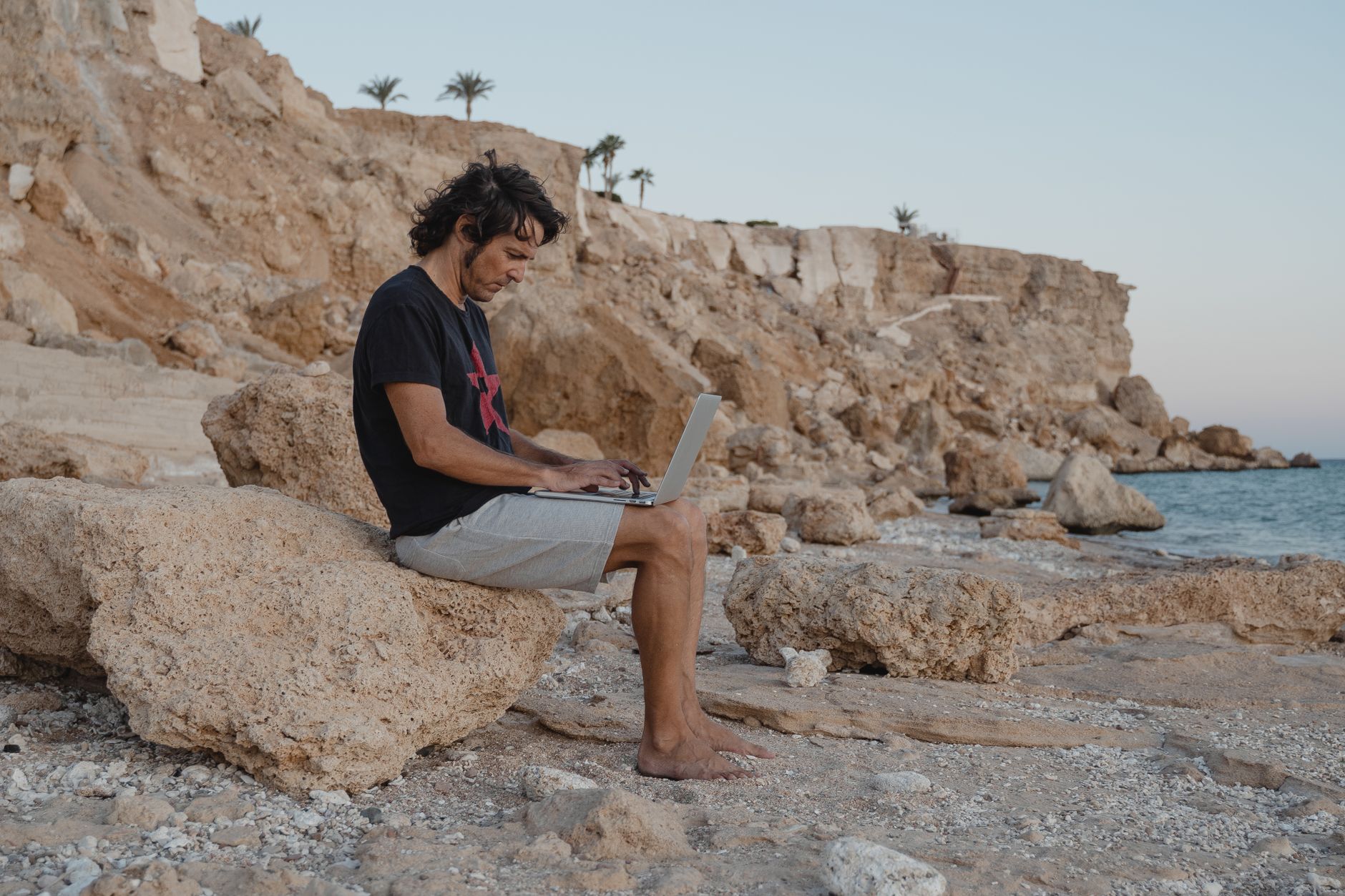 Digitale Nomadin plant ihre nächste Reiseetappe mit Karte und Smartphone
