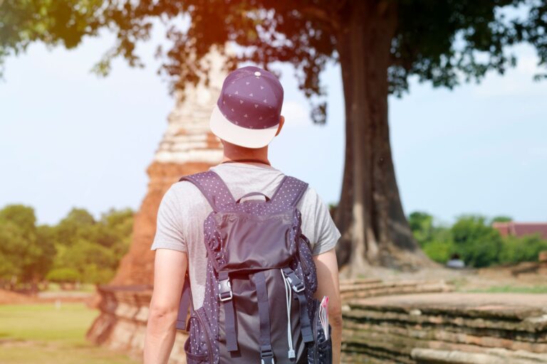Junge Person startet ihr Gap Year mit Rucksack am Flughafen, bereit für Reisen und Auslandserfahrungen