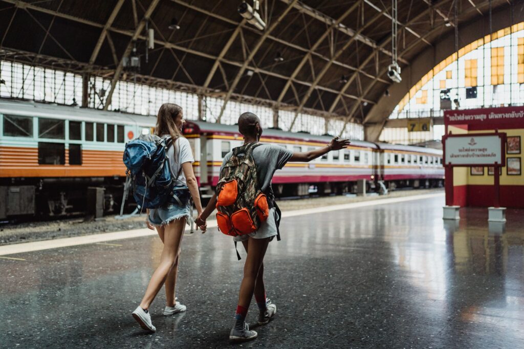 Junge Reisende mit Rucksack am Flughafen startet ins Gap Year