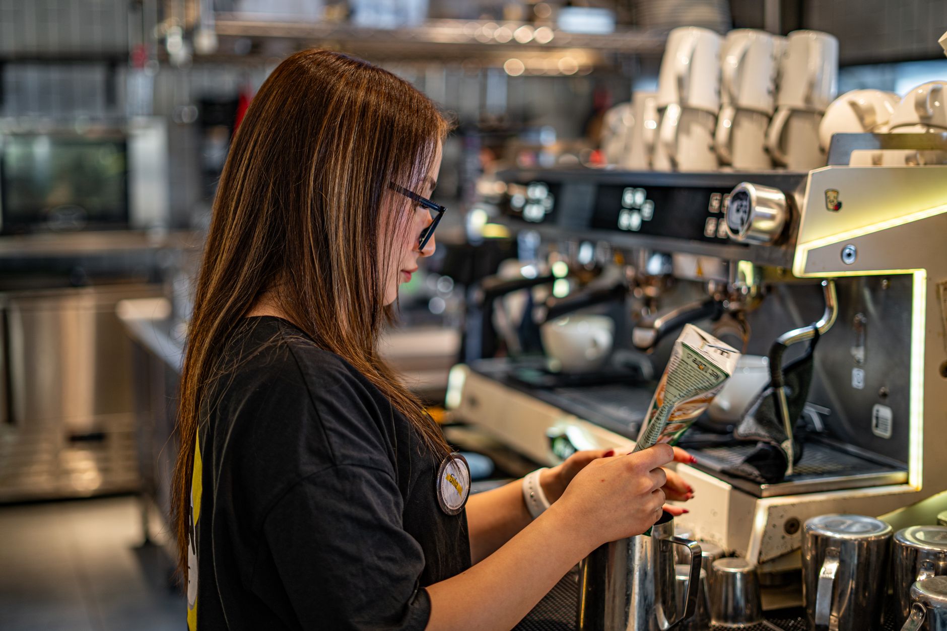 Junger Reisender arbeitet in einem griechischen Café und informiert sich über den Mindestlohn Griechenland