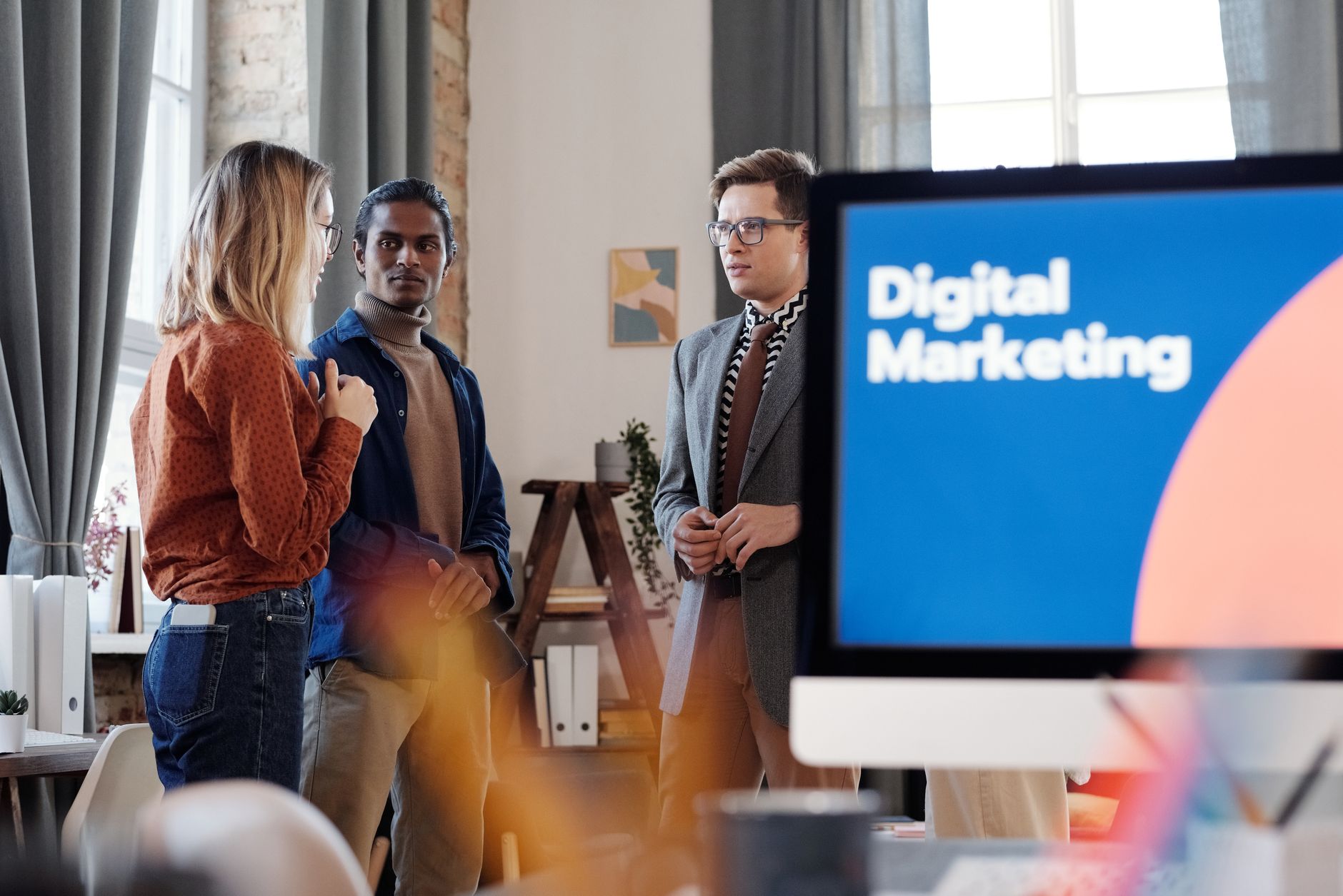 Junges Team diskutiert kreative Werbeideen in einer Agentur
