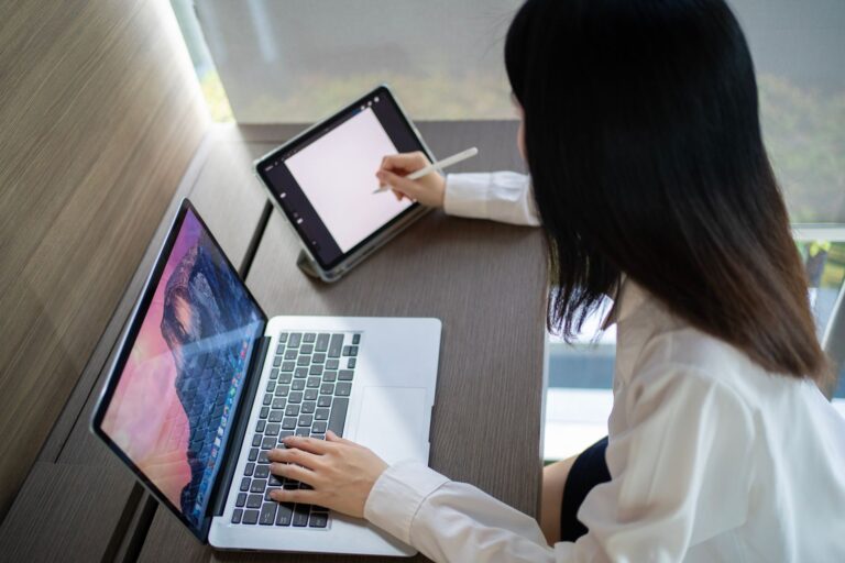 Junge Person arbeitet ortsunabhängig am Laptop und plant längeren Auslandsaufenthalt