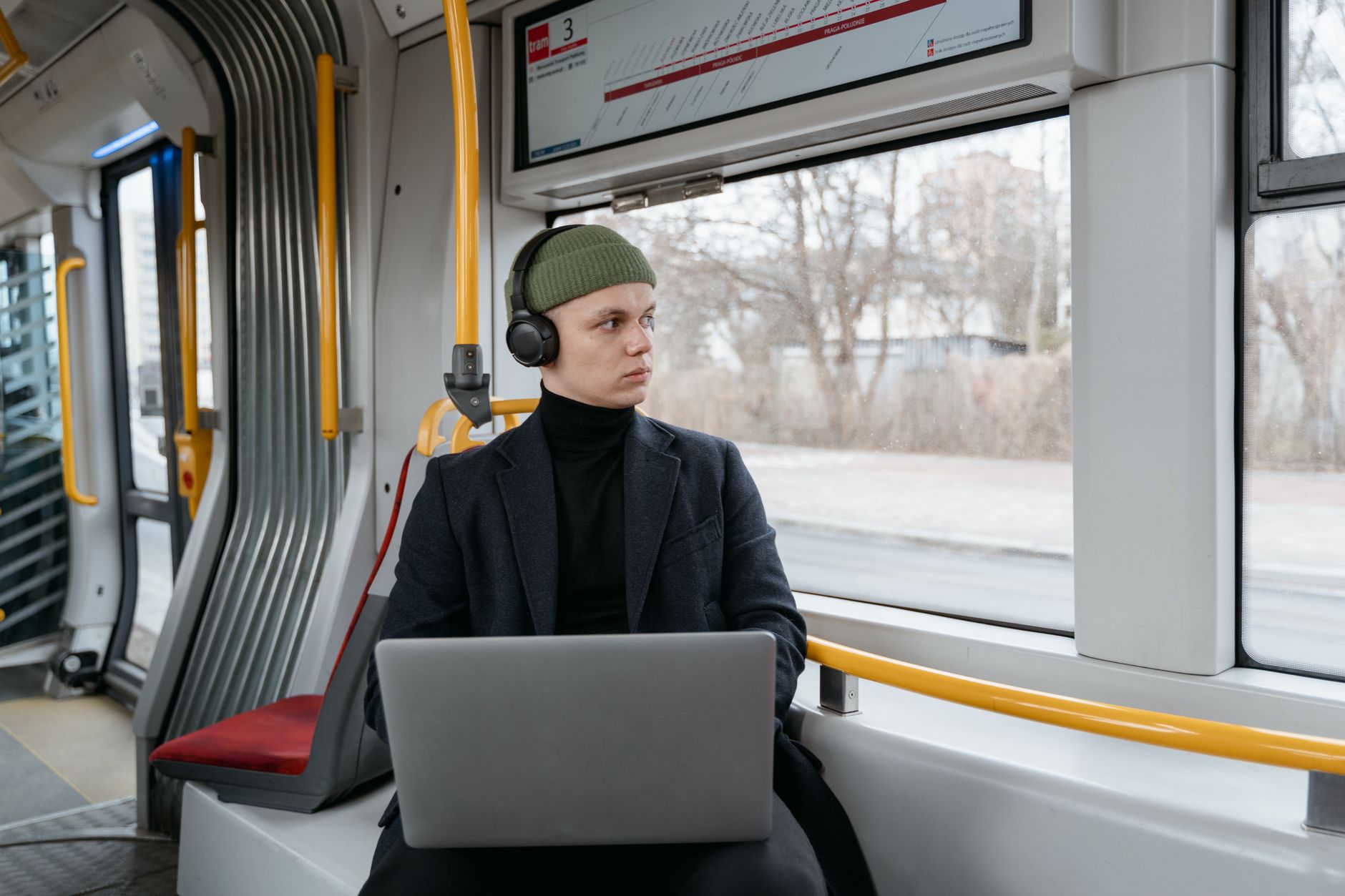 Junger Mensch arbeitet mit Laptop ortsunabhängig im Ausland