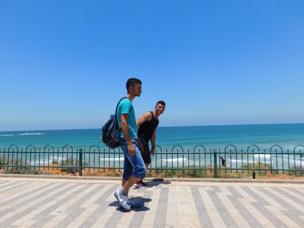 Junge Person bereitet Unterlagen für ein Praktikumsvisum in Israel am Schreibtisch vor