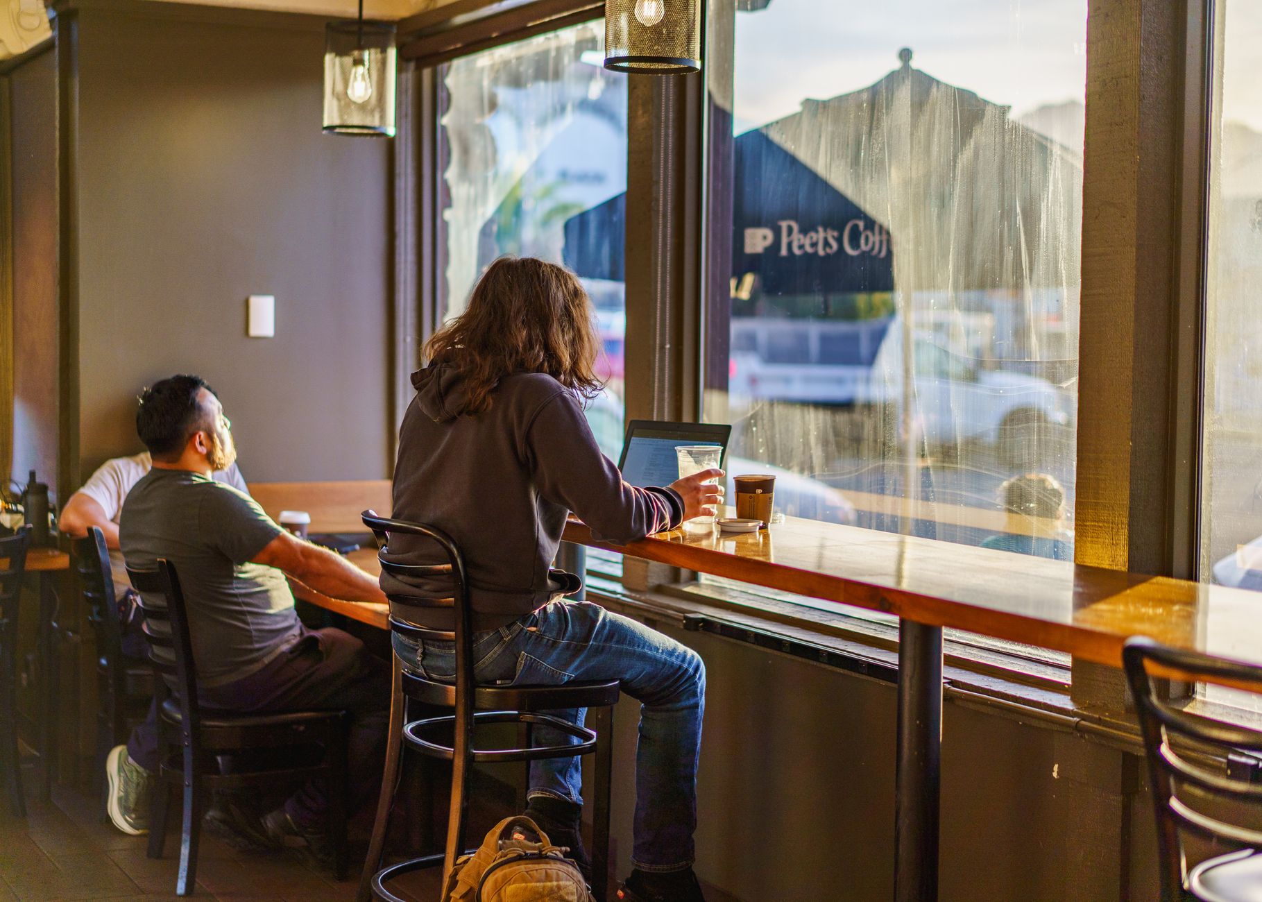 Backpacker arbeitet als Barista im Ausland und sammelt Joberfahrung fern der Heimat