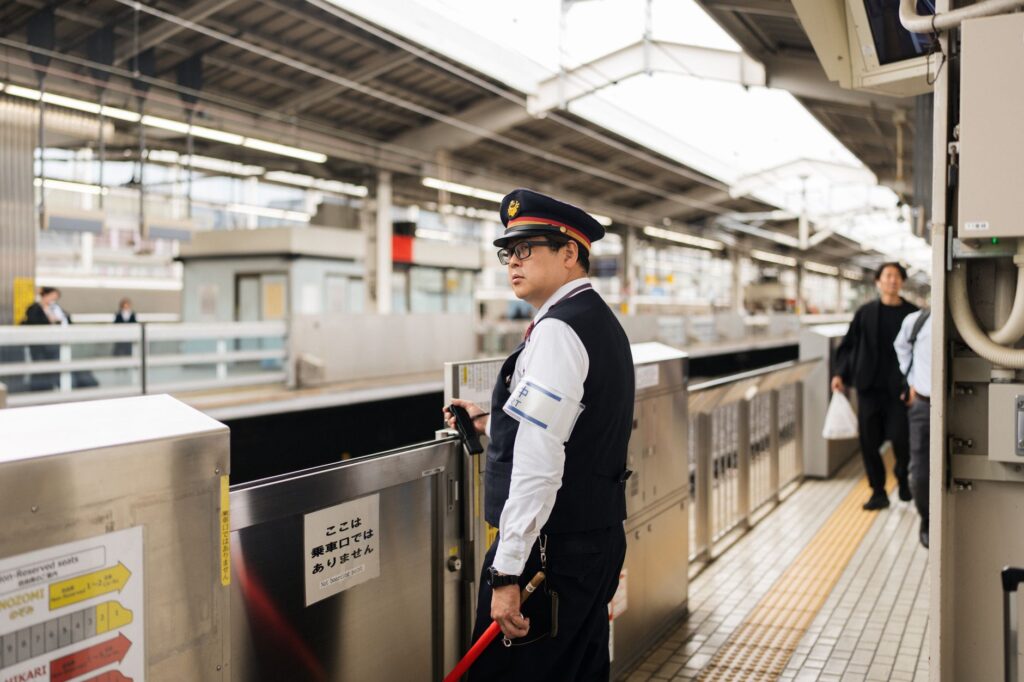 Junger Backpacker startet sein Work and Travel Abenteuer mit Working-Holiday-Visum in Japan
