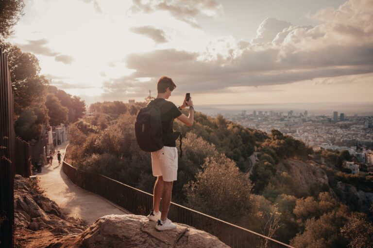 Junge Reisende arbeitet in Spanien und verbindet Jobben mit Strand und Kultur