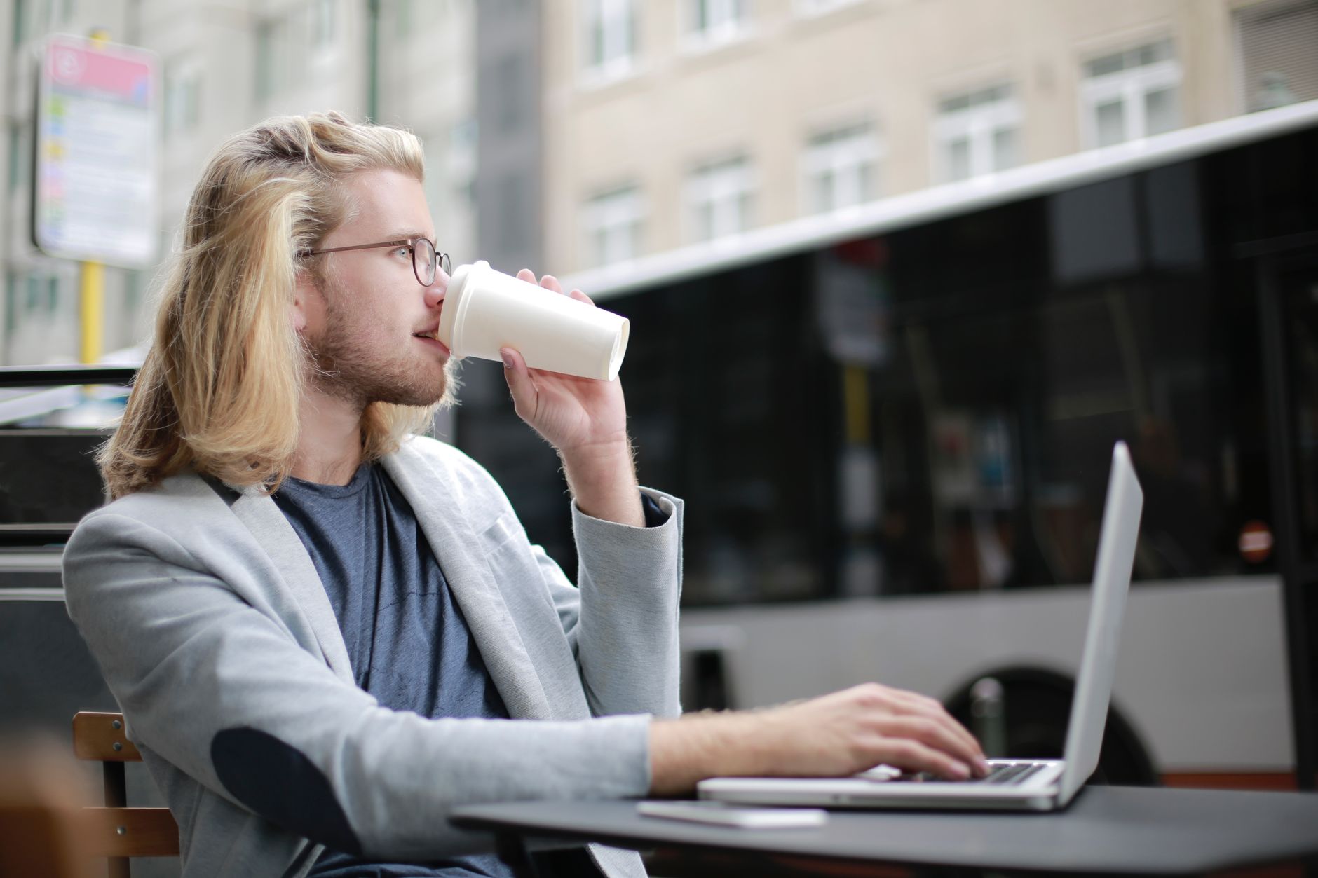 Backpacker arbeitet in einem spanischen Café und finanziert sein Work and Travel Abenteuer