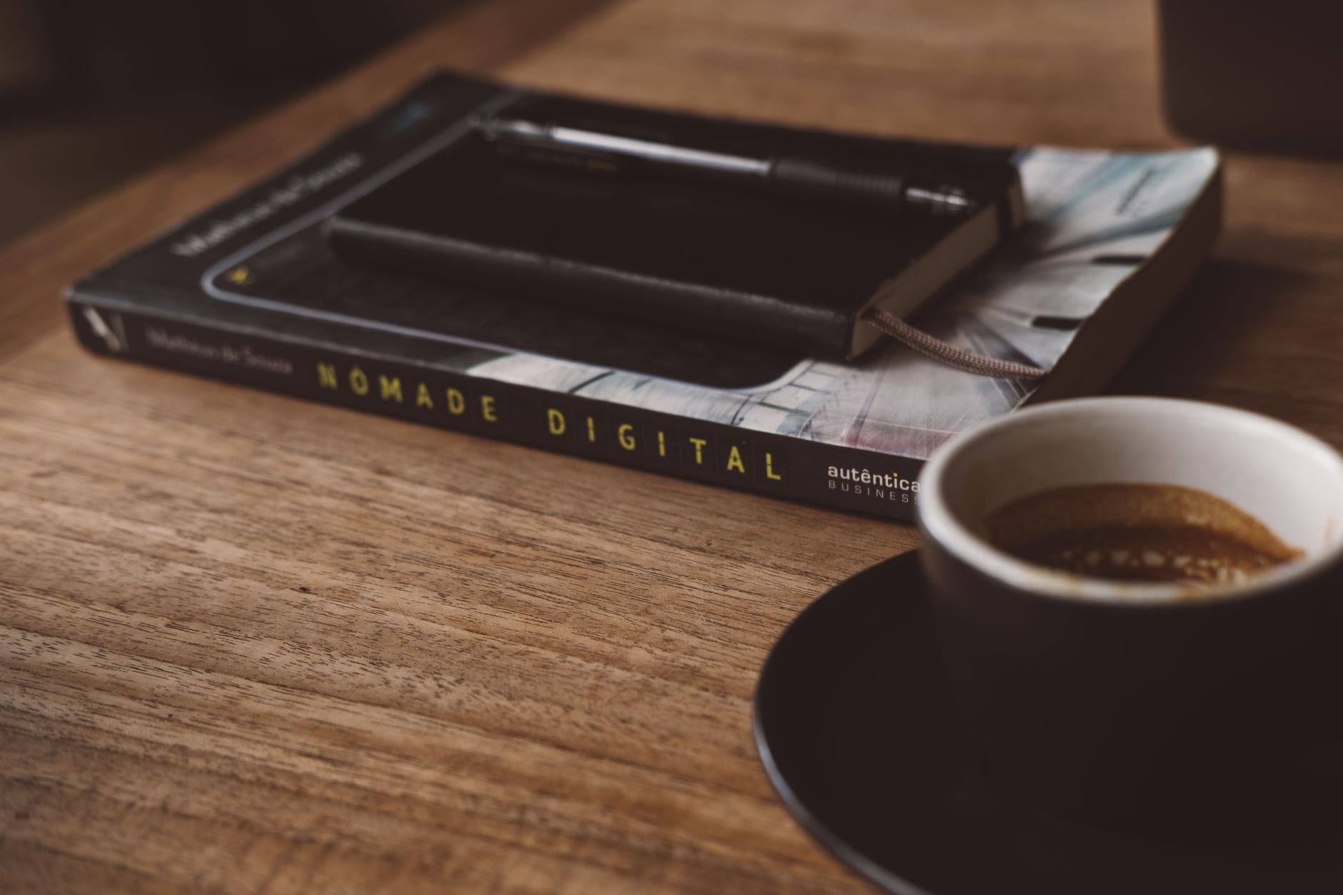 Remote Worker sitzt mit Laptop im Café und arbeitet ortsunabhängig