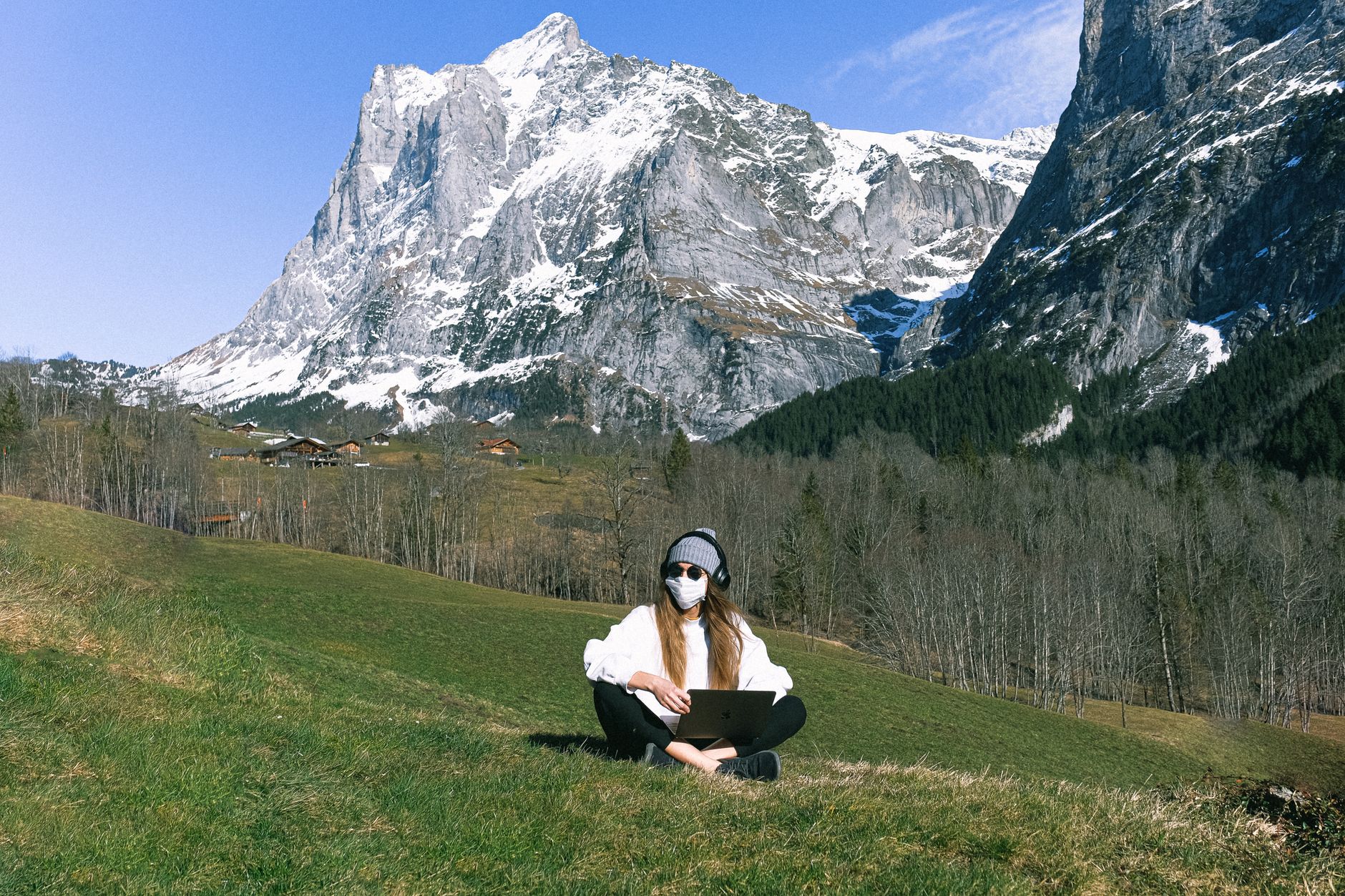 Workation im Ausland: Person arbeitet am Laptop mit Meerblick