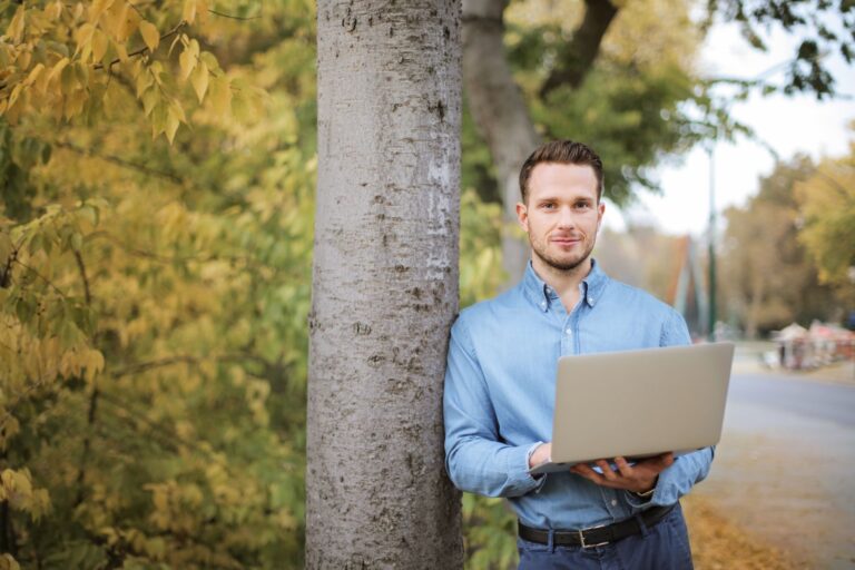 Junge Person arbeitet mit Laptop in einer gemütlichen Unterkunft auf Workation in Deutschland